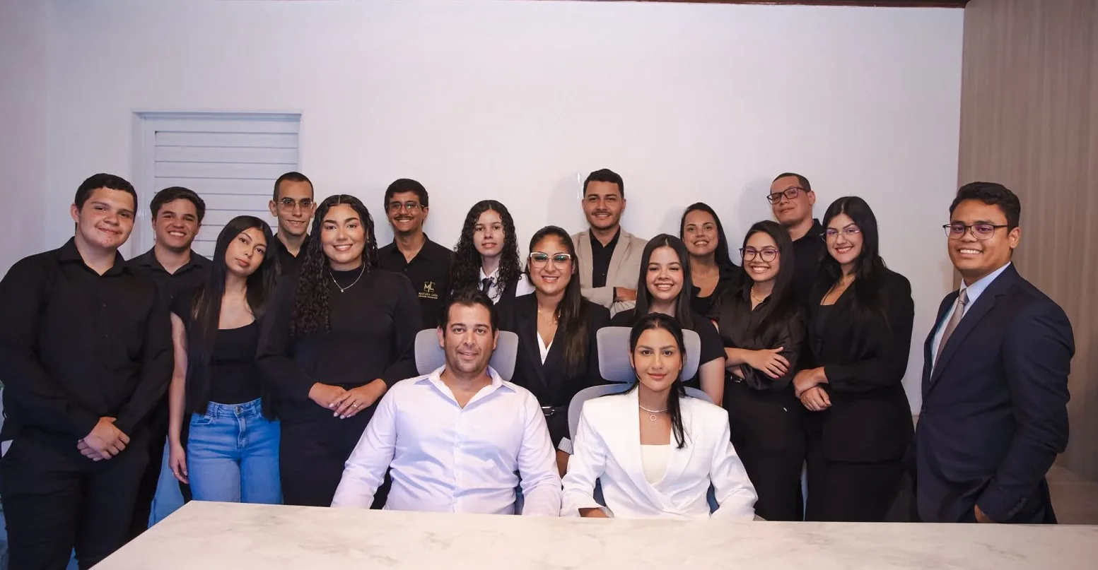 Equipe do escritório Mayara Lima Advocacia reunida na sala de reuniões